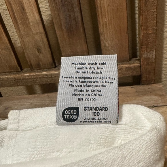 Christmas Gnome Bathroom Hand Towels Set Of 2, Gnomes Holding Christmas Presents - Picture 9 of 9